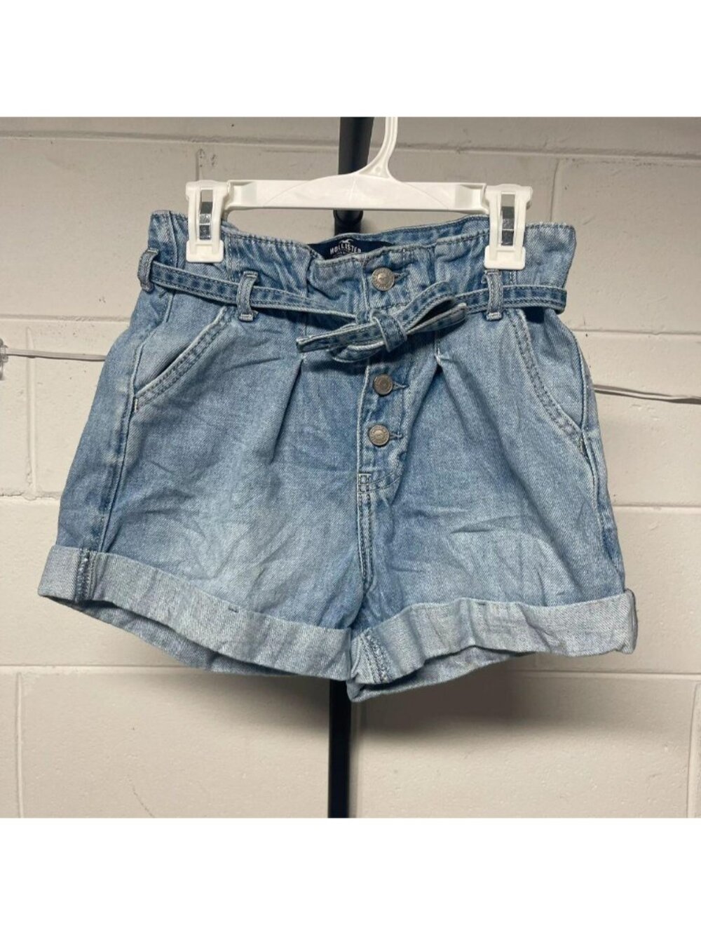 Hollister Women’s Ultra High-Rise Paperbag Denim Shorts Light Wash Size 00 W23 - Picture 2 of 5